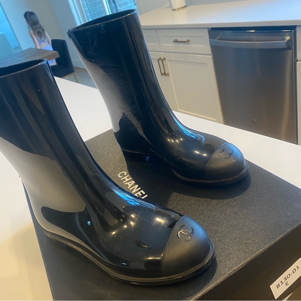 Authentic Patent chanel  rain boots size 38 (8)